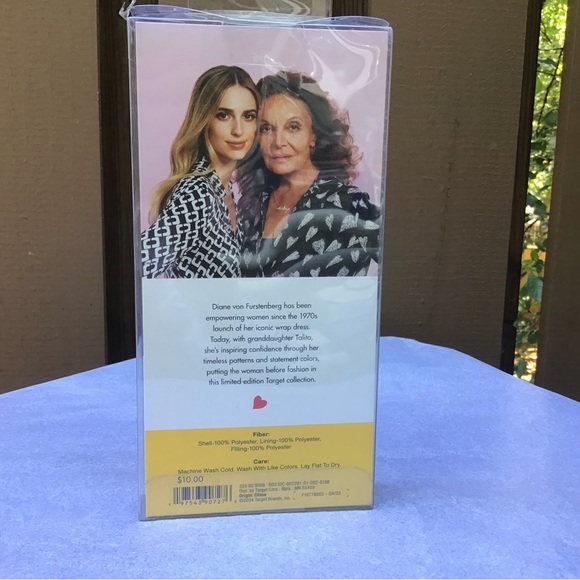 New Diane Von Furstenberg Sleep Mask + Free Gift! - Picture 5 of 9